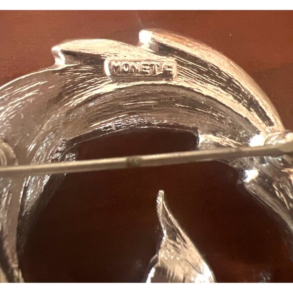 Vintage Pin Brooch MONET Circular Leaf Satin White Gold Plated 1.5" - Picture 4 of 4